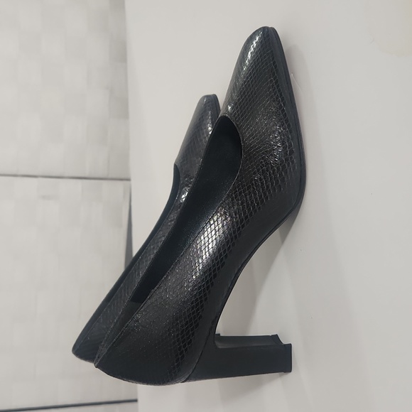 Stuart Weitzman - Black Leather Snake Print Pumps - Size 7.5 B - Picture 3 of 15